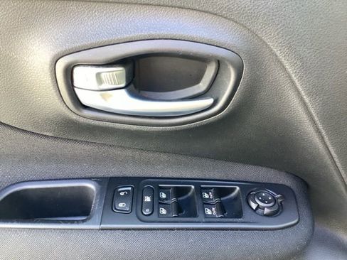 Used 2021 Jeep Renegade Latitude w/ Convenience Group image 13