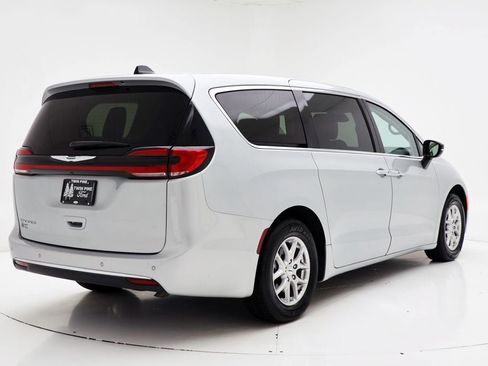 Used 2024 Chrysler Pacifica Touring-L image 9