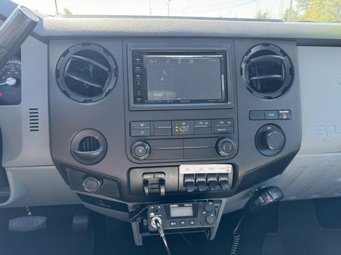 Used 2015 Ford F550 2WD Regular Cab Super Duty image 17