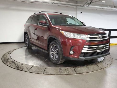 Used 2018 Toyota Highlander XLE image 3