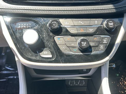 Used 2023 Chrysler Pacifica Limited w/ Uconnect Theater Family Group FWD image 24