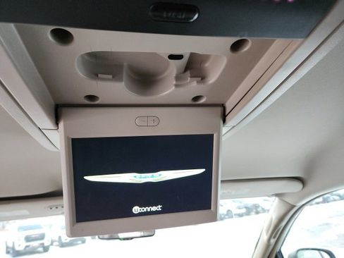 Used 2016 Chrysler Town & Country Touring image 19