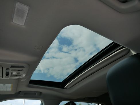 Used 2023 Toyota Highlander XLE AWD/4WD image 33