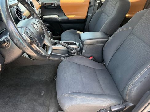 Used 2017 Toyota Tacoma SR5 AWD/4WD image 10