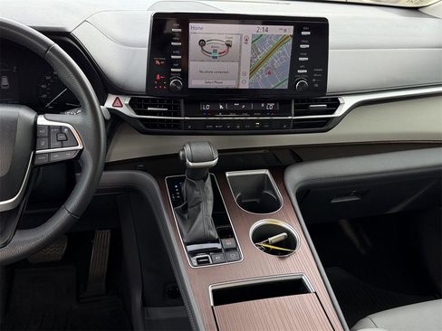 Used 2023 Toyota Sienna XLE image 17