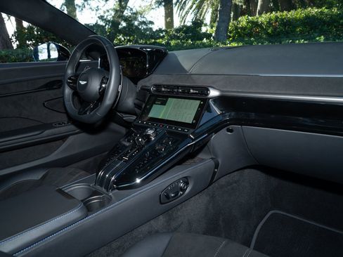 Used 2025 Aston Martin V8 Vantage Coupe image 15