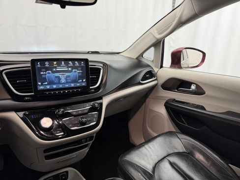 Used 2017 Chrysler Pacifica Touring-L FWD image 13