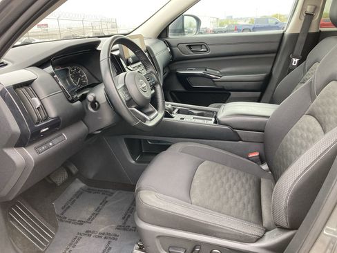 Used 2024 Nissan Pathfinder SV image 16