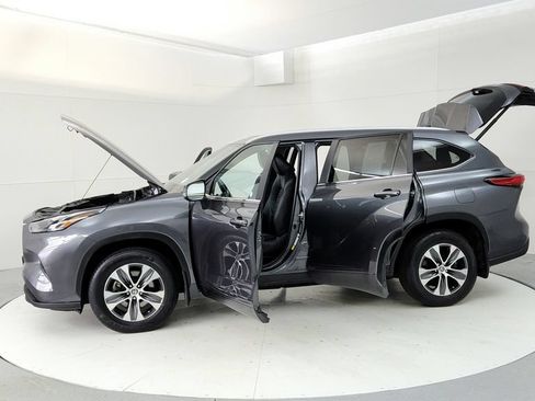 Used 2023 Toyota Highlander XLE AWD/4WD image 10