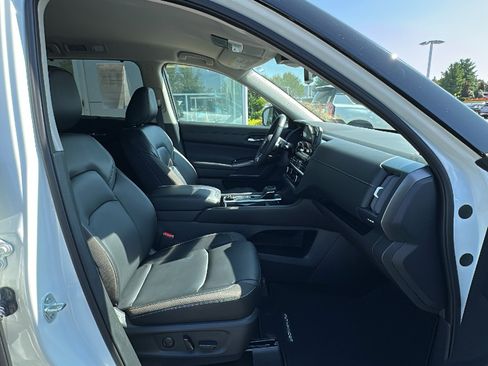 Certified 2024 Nissan Pathfinder SL w/ Black Appearance Package image 21