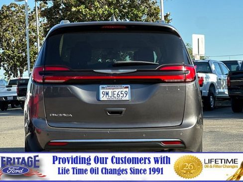 Used 2021 Chrysler Pacifica Touring-L FWD image 5