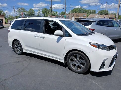 Used 2019 Toyota Sienna SE FWD image 1