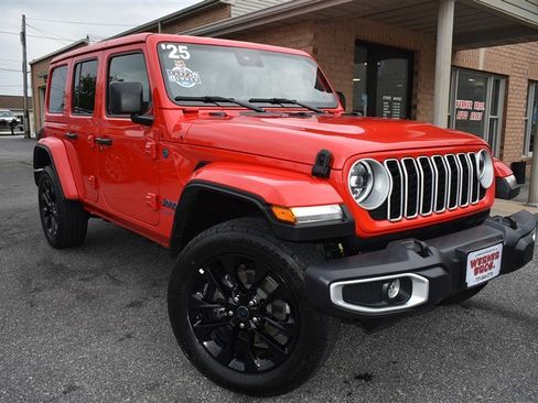 Used 2025 Jeep Wrangler Unlimited Sahara w/ Safety Group AWD/4WD image 1