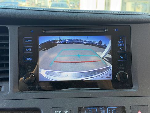 Used 2017 Toyota Sienna SE FWD image 11