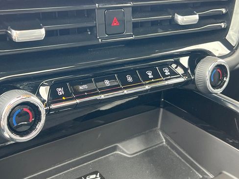 Used 2025 Chevrolet Suburban LT w/ Comfort Package image 26