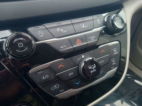 Used 2023 Chrysler Pacifica Touring-L image 12