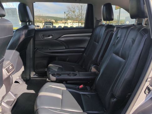 Used 2018 Toyota Highlander SE image 23