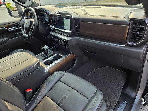 Used 2025 Chevrolet Silverado 1500 High Country w/ Technology Package AWD/4WD image 15