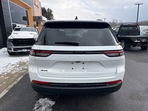 New 2025 Jeep Grand Cherokee Altitude image 5