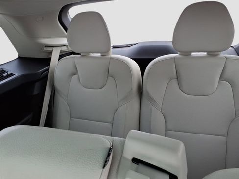 Used 2021 Volvo XC90 T6 Momentum w/ Climate Package image 16