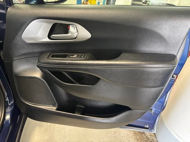 Used 2019 Chrysler Pacifica Limited w/ Advanced Safetytec Group FWD image 30
