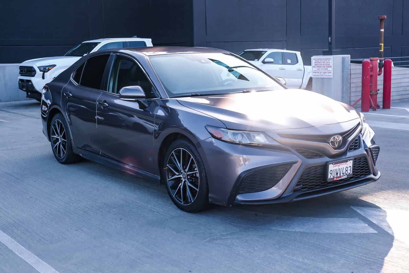 Used 2022 Toyota Camry SE FWD image 3