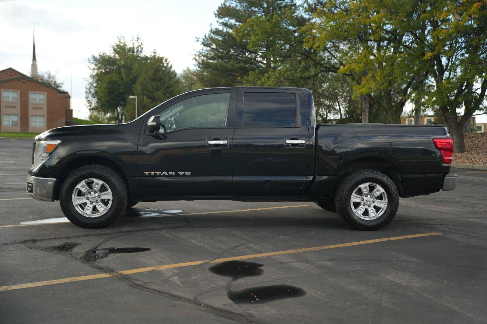 Used 2018 Nissan Titan SV AWD/4WD image 2