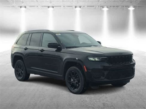 New 2025 Jeep Grand Cherokee Laredo image 2
