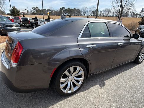 Used 2018 Chrysler 300 Limited image 8