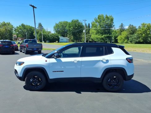 Used 2023 Jeep Compass Trailhawk w/ Trailhawk Convenience Group AWD/4WD image 2