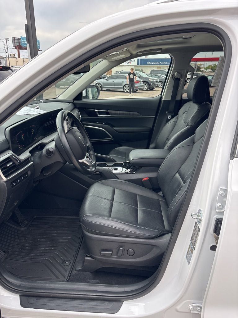 Used 2024 Kia Telluride EX w/ EX Captain's Chair Package AWD/4WD image 12