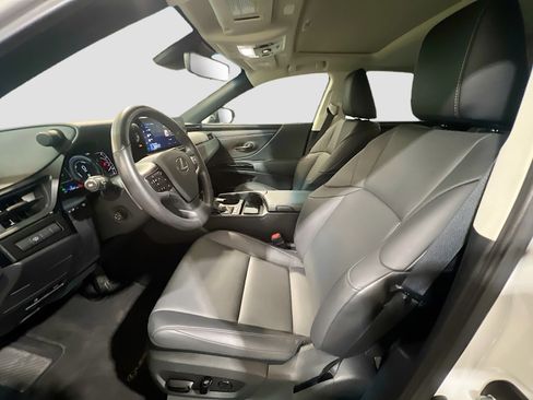 Used 2025 Lexus ES 300h w/ Premium Package image 15