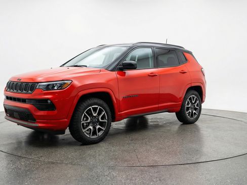 Used 2025 Jeep Compass Trailhawk AWD/4WD image 3