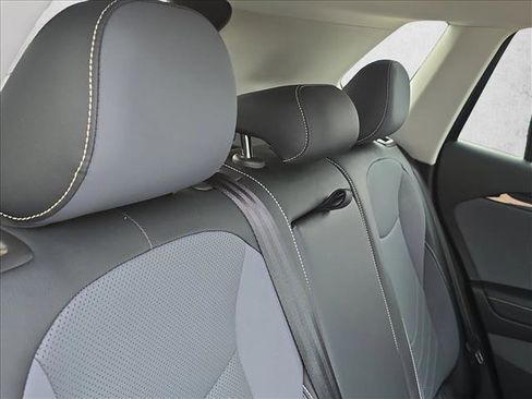 Used 2025 Volkswagen Tiguan SE image 19