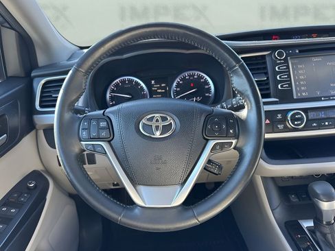 Used 2018 Toyota Highlander image 16