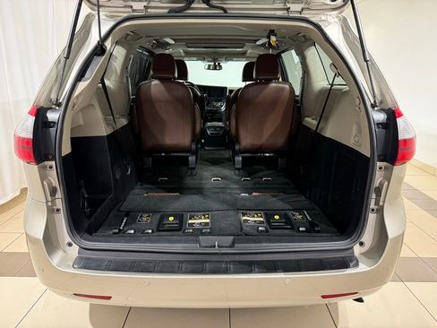 Used 2017 Toyota Sienna Limited Premium image 11