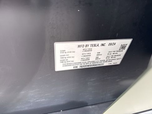 Used 2024 Tesla Cybertruck AWD Crew Cab image 37
