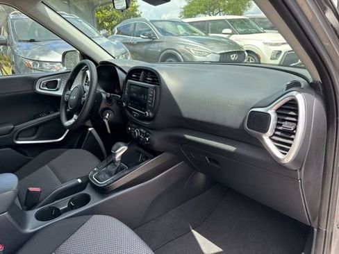 Used 2025 Kia Soul LX w/ LX Technology Package FWD image 10