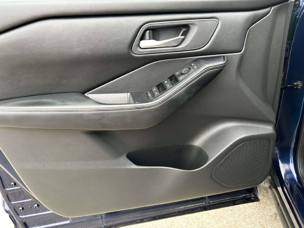Used 2025 Nissan Rogue SV FWD image 15