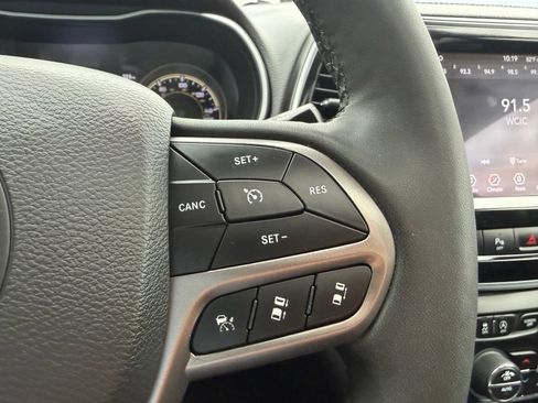 Used 2022 Jeep Cherokee Limited AWD/4WD image 15