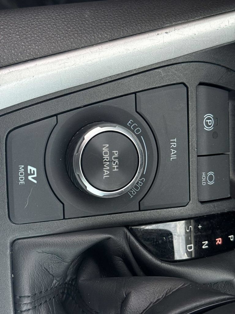 Used 2025 Toyota RAV4 LE AWD/4WD image 18
