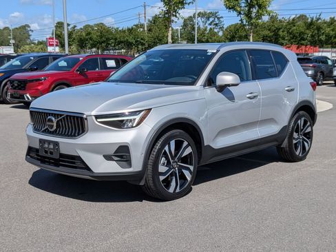 Used 2025 Volvo XC40 B5 Plus AWD/4WD image 7