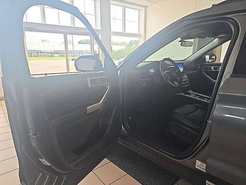 Used 2021 Ford Explorer XLT w/ Equipment Group 202A AWD/4WD image 11