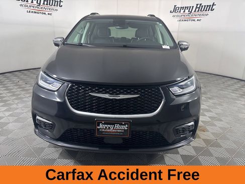 Used 2023 Chrysler Pacifica Limited image 3