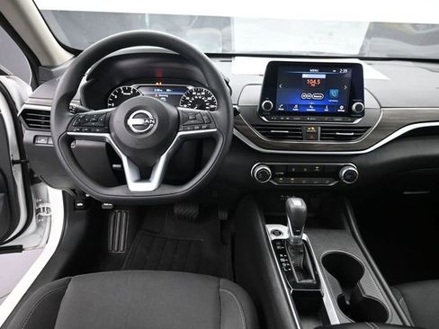 Used 2025 Nissan Altima 2.5 SV image 11