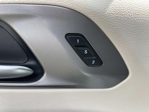 Used 2024 Chrysler Pacifica Touring-L FWD image 27