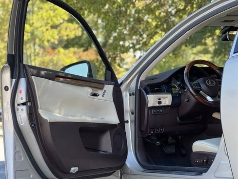 Used 2017 Lexus ES 300h w/ Luxury Package image 12