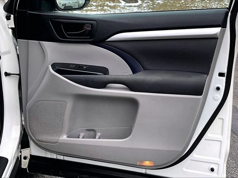 Used 2018 Toyota Highlander LE w/ Carpet Mat Package (TMS) image 41