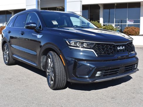 Used 2022 Kia Sorento SX w/ Panoramic Sunroof Package image 3