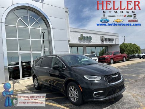 Used 2024 Chrysler Pacifica Touring-L FWD image 1